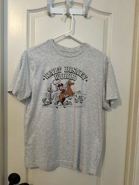 Walt Disney World Wild West Cowgirl Minnie T-Shirt Size Med Horse Riding Lasso